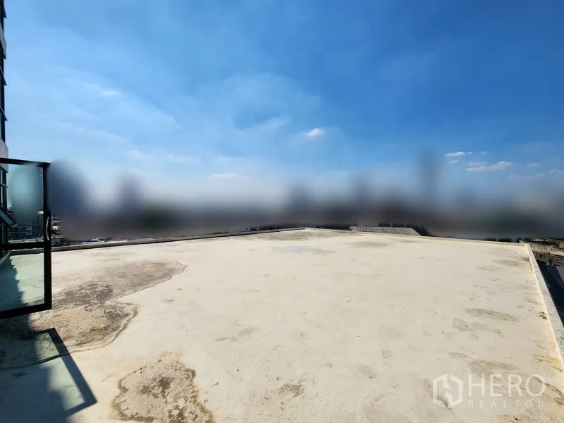 Retail Space for rent in Bang Rak, Bangkok - Spacious rooftop deck with open sky and city backdrop.