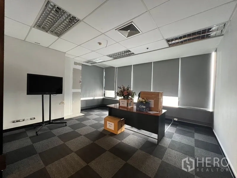 Office Space for rent in Huai Khwang, Bangkok - Private office with desk, window blinds and carpet tiles.