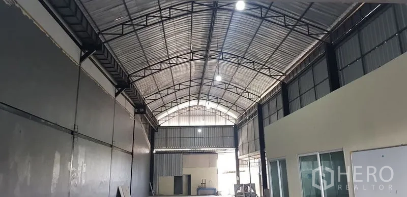 Warehouse for rent in Bang Phli, Samut Prakan - High clear-span arched metal roof and trusses inside the warehouse.