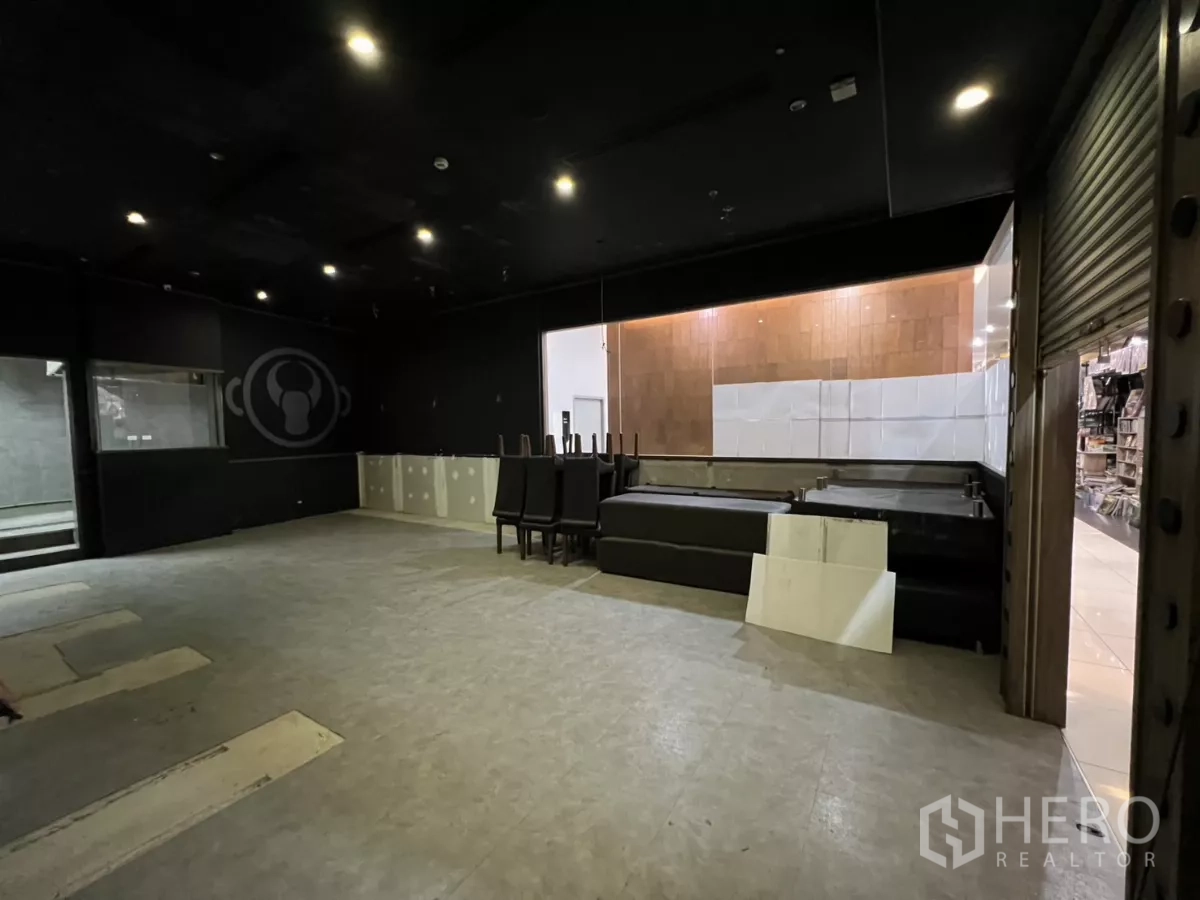 Retail Space for rent - Retail floor with roller shutter entrance, booth seating and view to mall walkway.