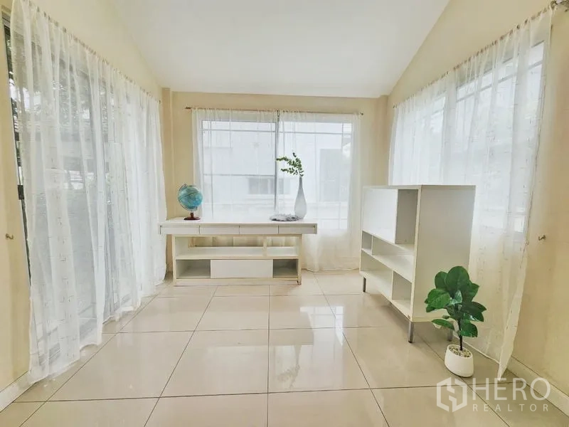 Detached House for rent in Prawet, Bangkok - Bright multipurpose room with floor-to-ceiling windows and tiled flooring.