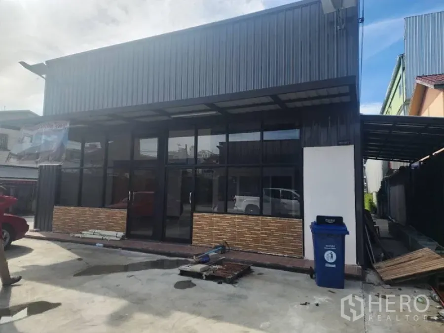 Warehouse for rent in Suan Luang, Bangkok - Steel-clad warehouse frontage with a paved forecourt.