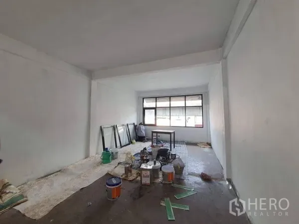店屋 出租在Bangkok - 深进式开放空间，宽窗，地面有油漆桶与施工材料