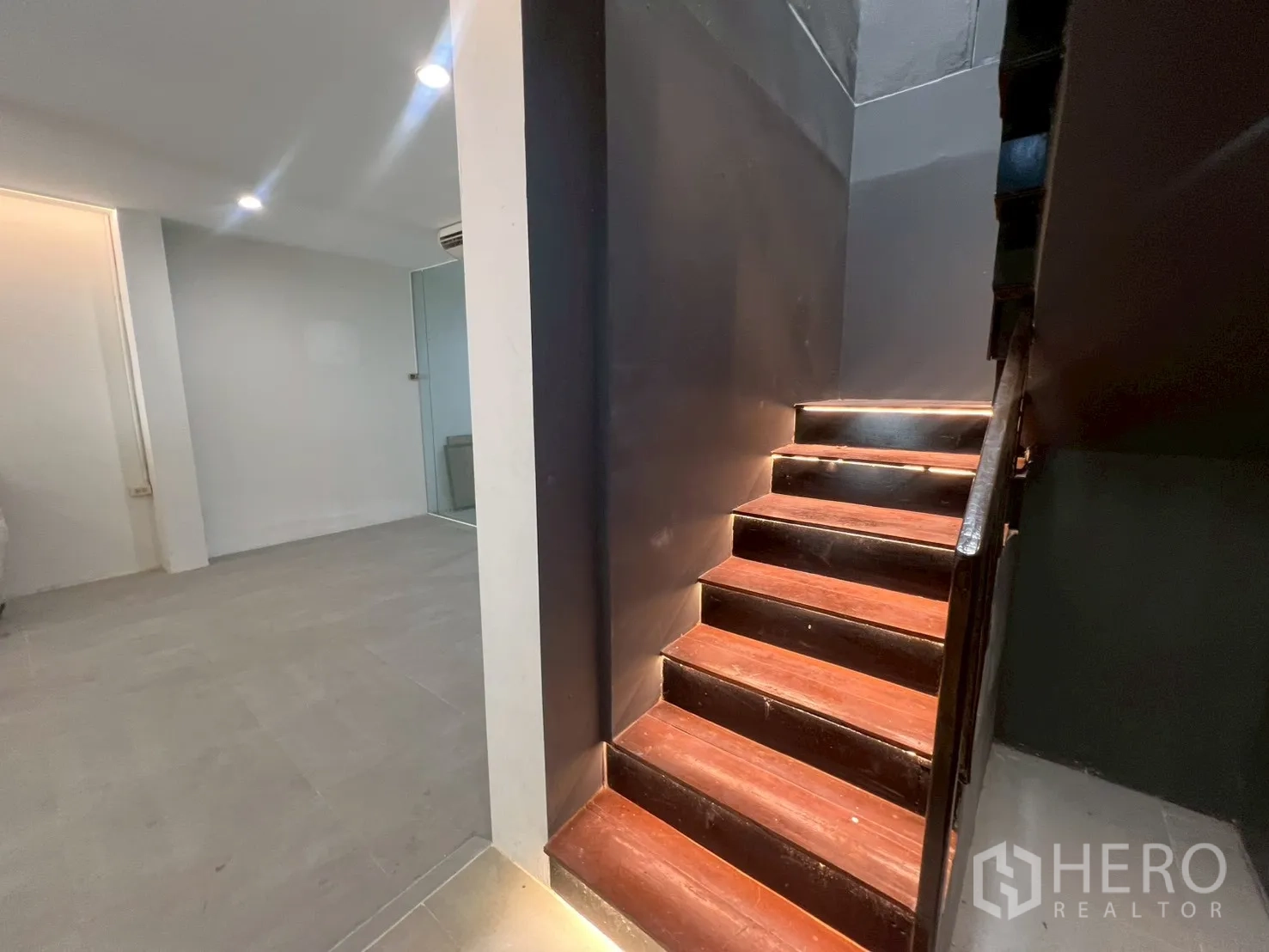 โฮมออฟฟิศ for rent in Watthana, Bangkok - บันไดไม้พร้อมไฟส่องขั้นทางขึ้นชั้นบน