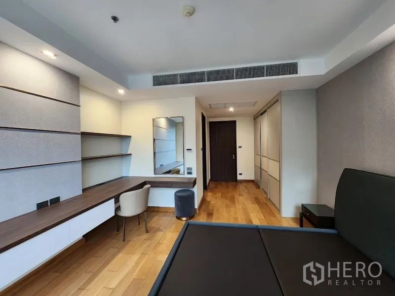 Condominium for rent in Khlong Toei, Bangkok - Bedroom showing vanity desk, shelving and built‑in storage.