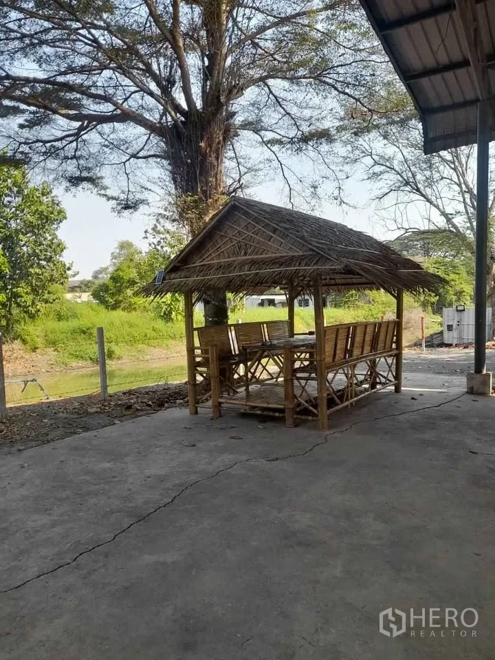 工厂 出租在Mueang Chachoengsao, Chachoengsao - 厂区内树下的竹制凉亭与座椅。