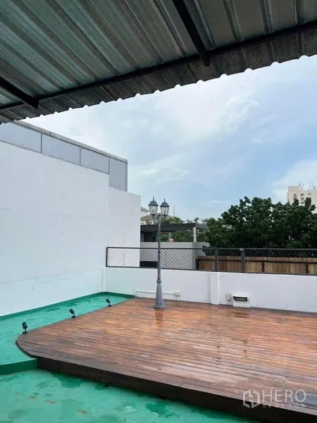 联排别墅 出租在Phaya Thai, Bangkok - 屋顶露台，抬高木平台、部分遮棚与开阔城市景观。