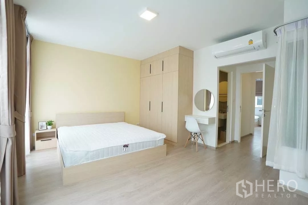 Townhouse for rent in Bang Phli, Samut Prakan - Bright master bedroom with built-in wardrobe, dressing table and en-suite access