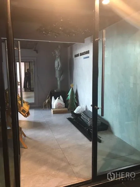 Retail Space for rent in Watthana, Bangkok - Entrance foyer with glass doors, grey tiled floor and a display niche.