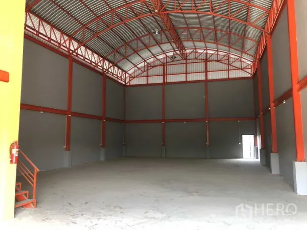 Warehouse for rent in Nonthaburi - Clear-span warehouse hall showing tall walls, ridge lighting and smooth concrete floor for flexible racking layouts.