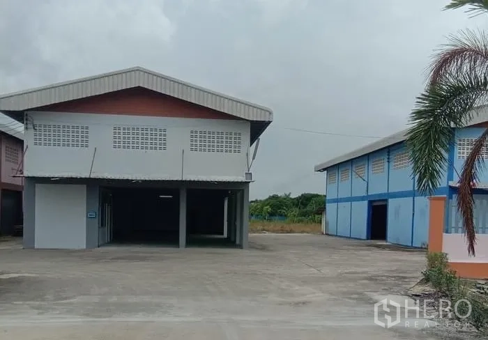 工厂 出租在Lat Lum Kaeo, Pathum Thani - 两栋厂房之间的开放式车道，设有遮雨装卸区与充足掉头空间