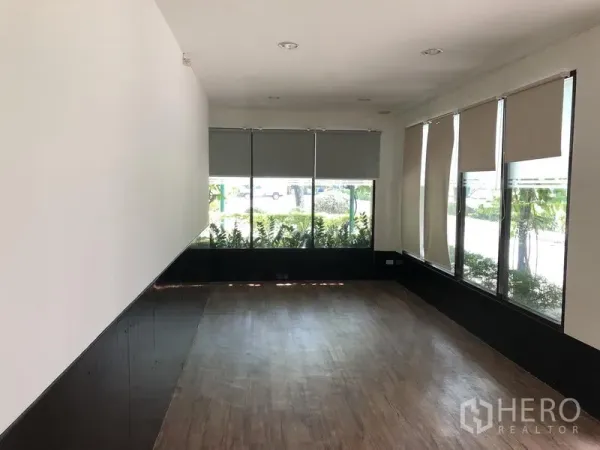 Retail Space for rent in Khlong Toei, Bangkok - Bright retail room featuring floor-to-ceiling windows and wood-style flooring.