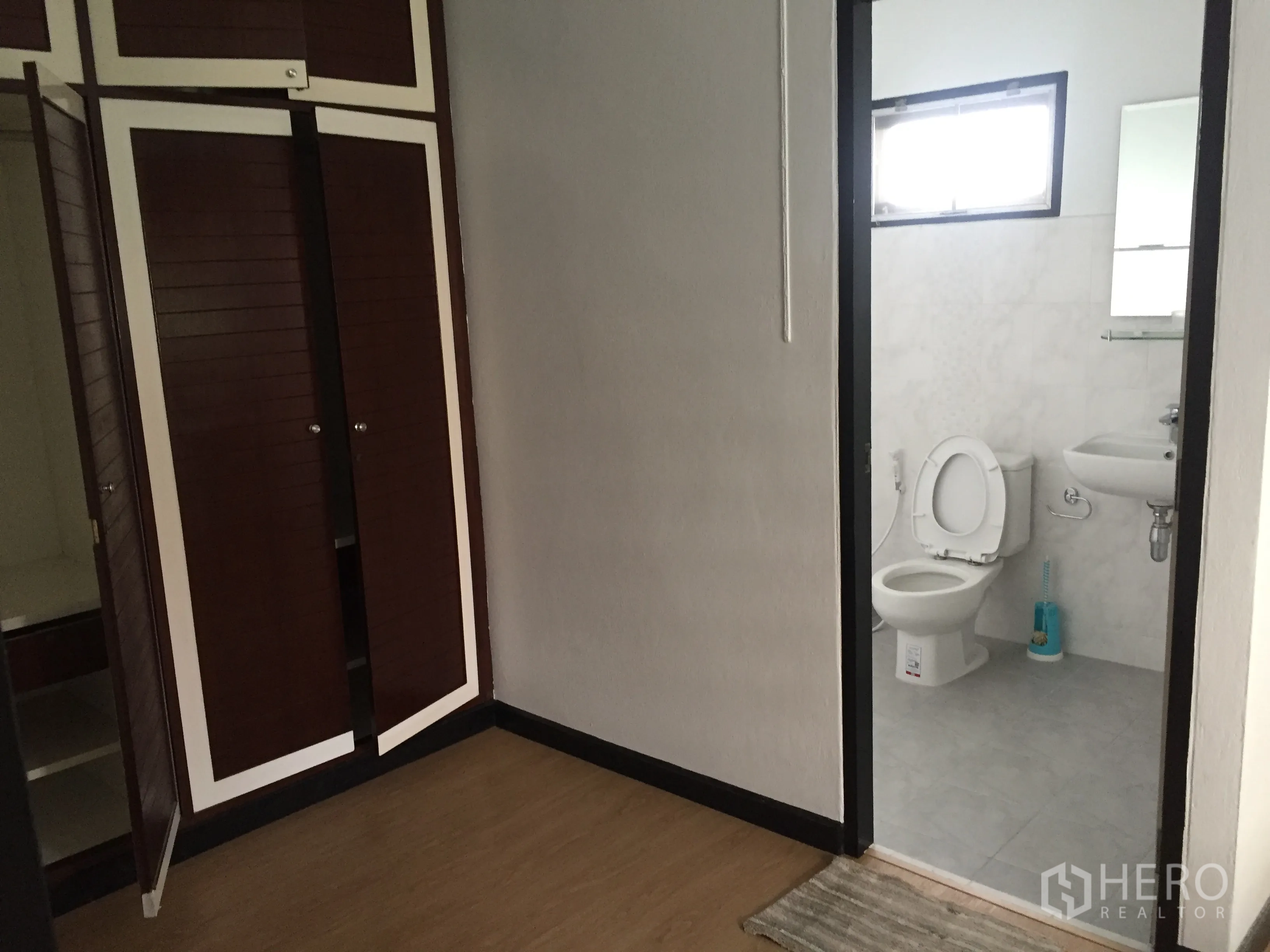 联排别墅 出租在Khlong Toei, Bangkok - 卧室走道的衣柜，连接明亮的浴室。