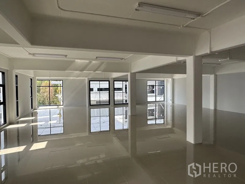 Warehouse for rent in Bang Phli, Samut Prakan - Corner office level with multiple windows providing natural light over the yard.