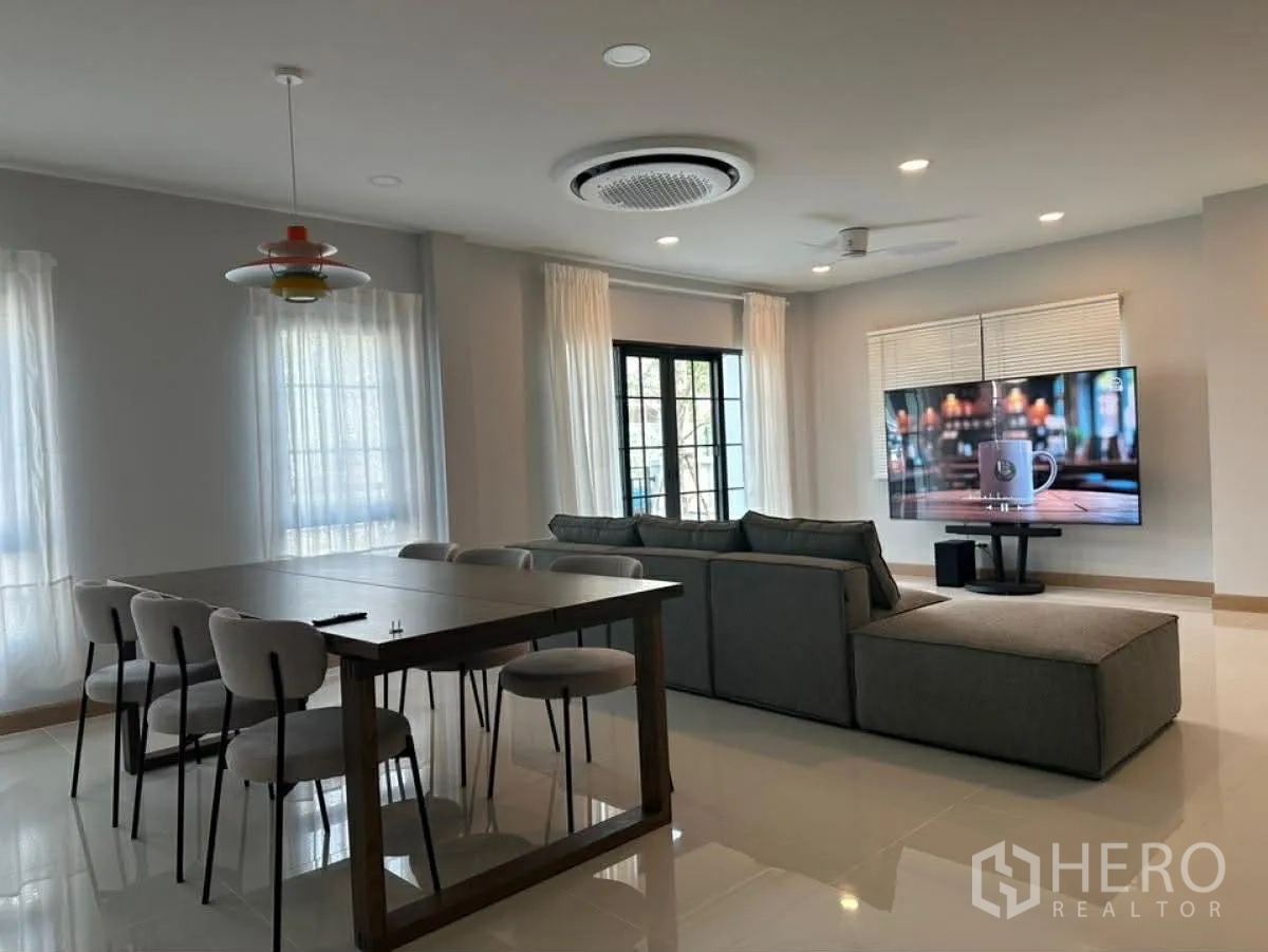 Detached House for rent in Bang Phli, Samut Prakan - Open-plan living and dining space with sofa and large TV.