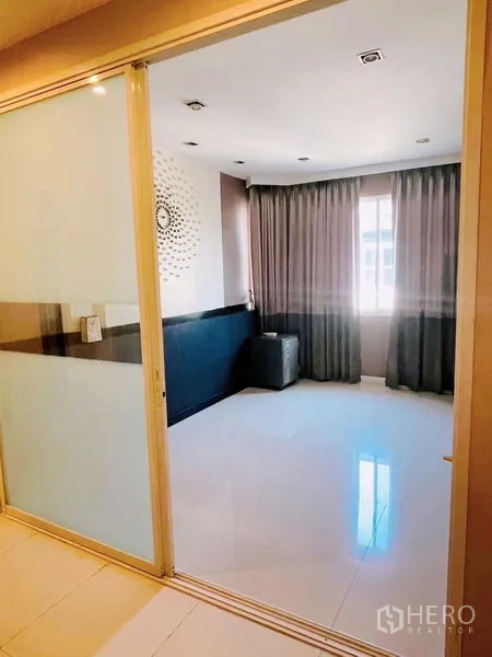 Detached House for rent or sale in Prawet, Bangkok - Flexible room with sliding glass partition, tiled flooring and full-height curtains.