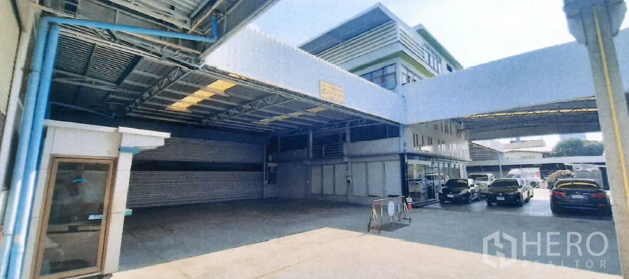 Factory for rent in Yan Nawa, Bangkok - Open courtyard between factory buildings with covered drive-through and parking.