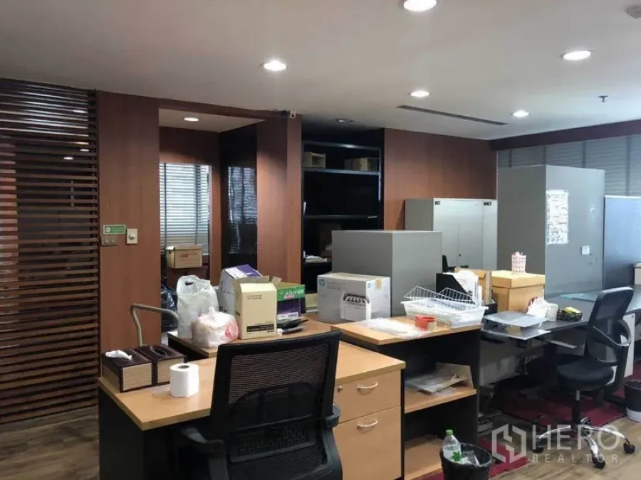 办公空间 出售在Watthana, Bangkok - 开放办公区，工位、木格栅隔断与顶灯。