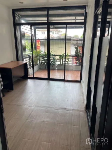 带办公室的家 出租或出售在Wang Thonglang, Bangkok - 玻璃墙办公室连接带绿植的小阳台