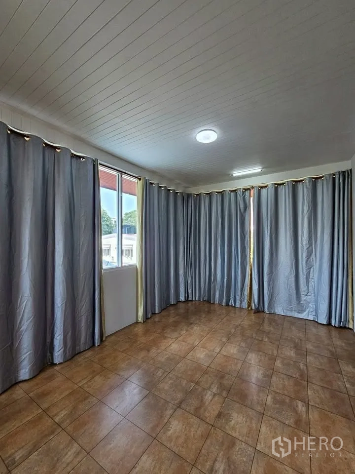 Home Office for rent in Wang Thonglang, Bangkok - Multipurpose tiled room wrapped with long curtains and bright windows.