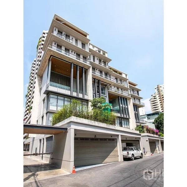 Townhouse for rent in Khlong Toei, Bangkok - Modern multi-storey townhouse facade with private garages and large windows in central Bangkok.
