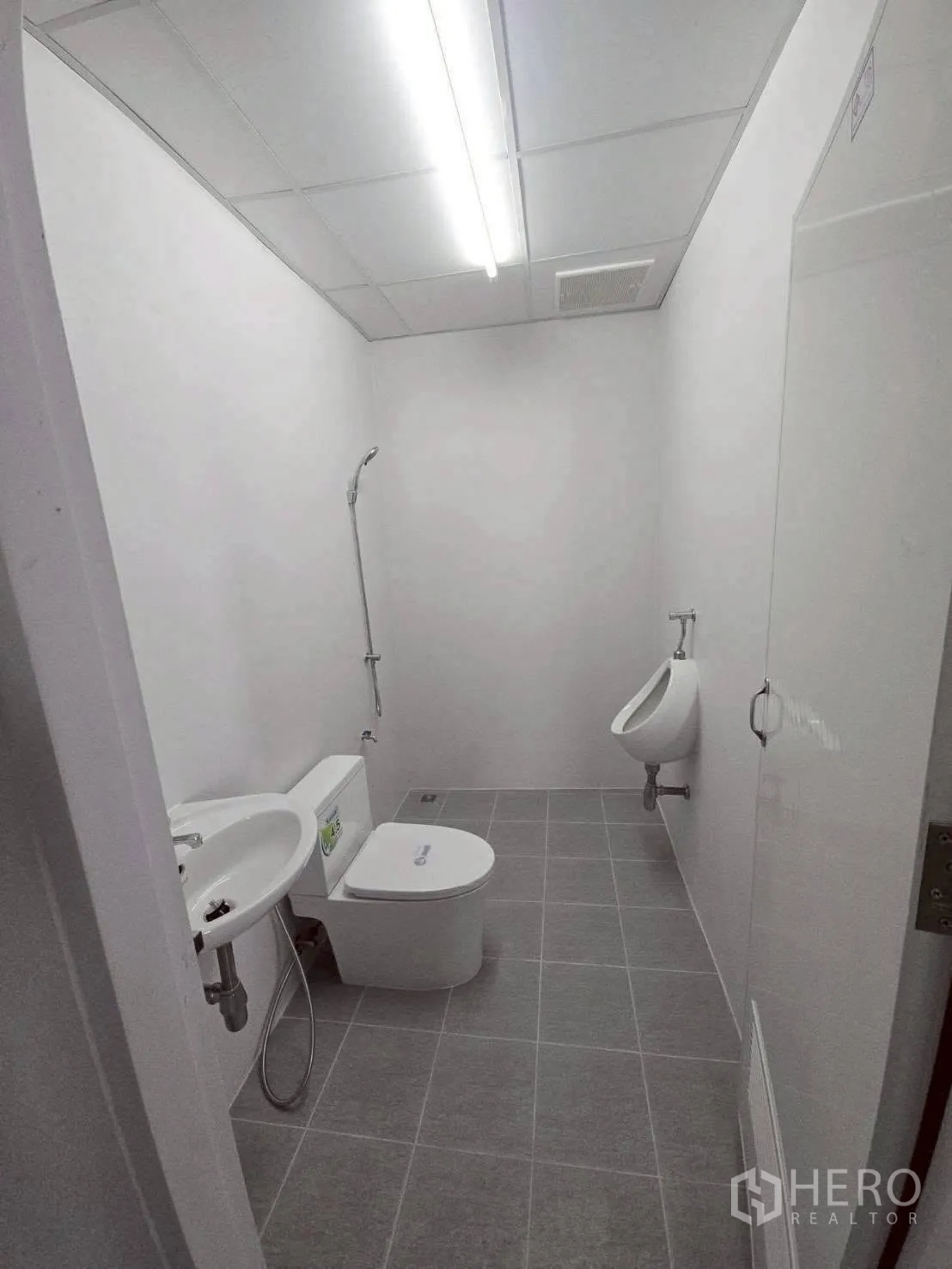 仓库 for rent in Bang Phli, Samut Prakan - 卫生间配有洗手盆、坐便器、小便斗与瓷砖地面。