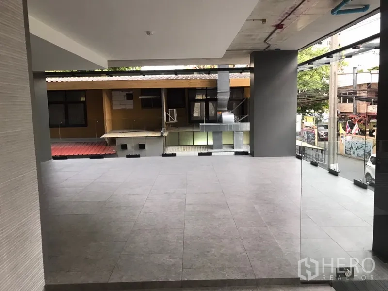 Retail Space for rent in Khlong Toei, Bangkok - Retail unit with floor-to-ceiling glass frontage overlooking the street.
