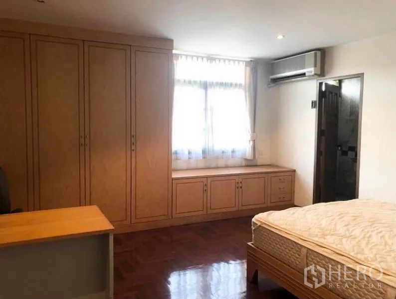 Detached House for sale in Mueang Samut Prakan, Samut Prakan - Bedroom with built-in wardrobes, window seat and air-conditioning unit.