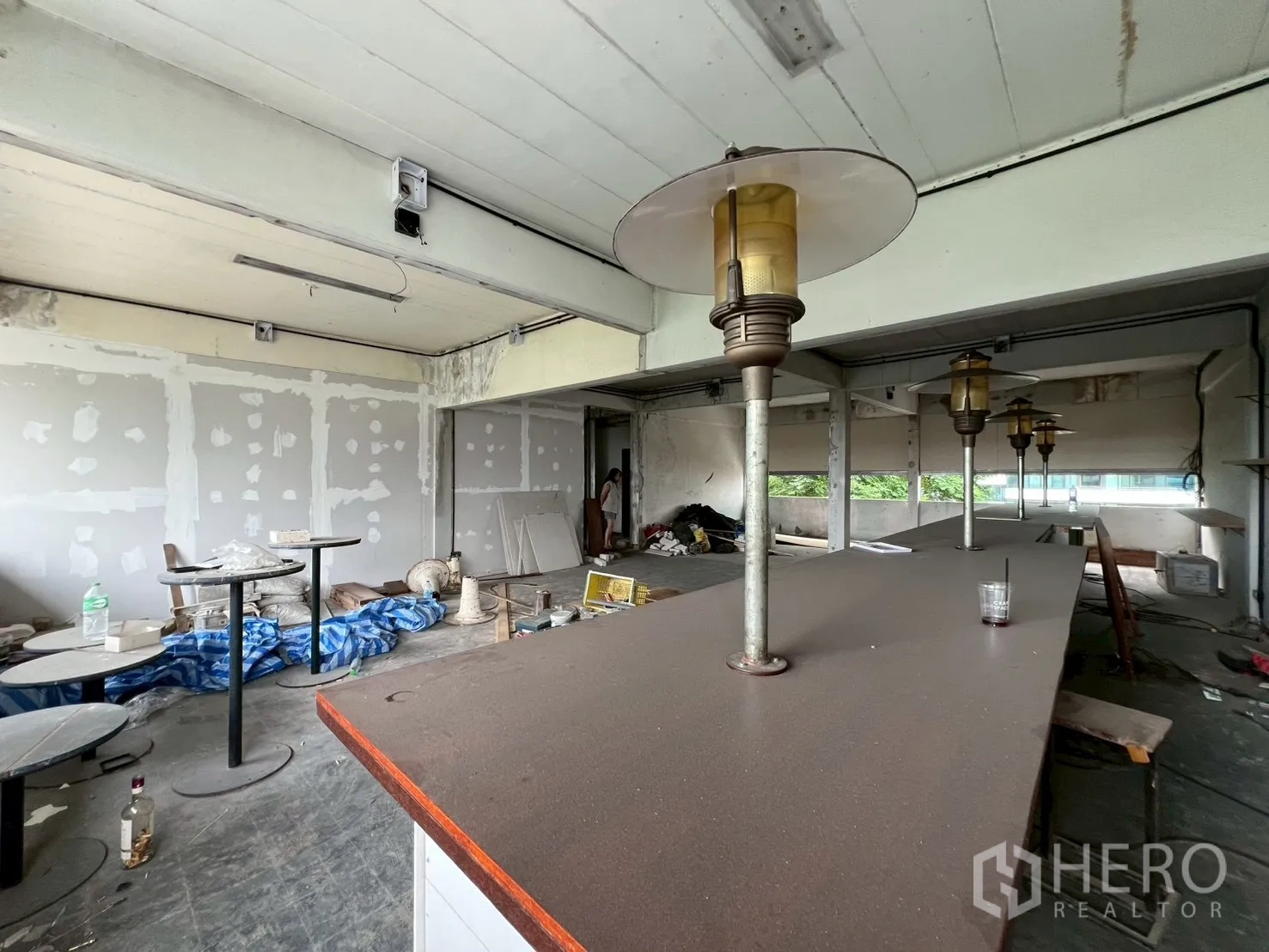 Retail Space for rent in Watthana, Bangkok - Close-up of countertop with vintage-style lamps and patch-ready walls inside the space.