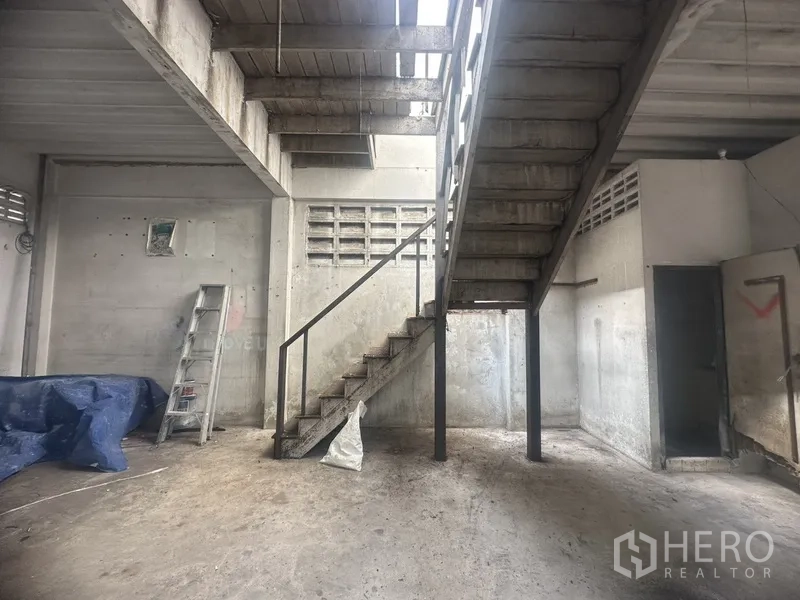 办公空间 出租 - 工业风楼梯间，适合作仓储通道