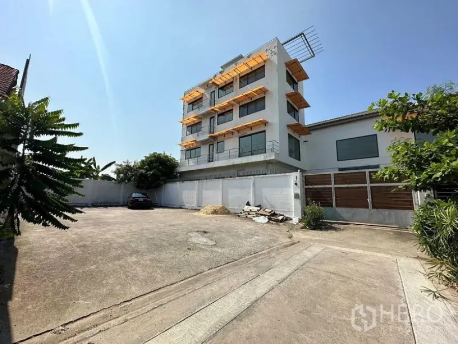 Warehouse for rent in Phra Khanong, Bangkok - Spacious front yard for parking and maneuvering in front of the office and warehouse.
