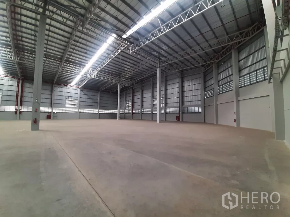 โรงงาน ให้เช่าในBang Lamung, Chon Buri - พื้นโรงงานกว้างขวางพร้อมเสารองรับหลายต้น