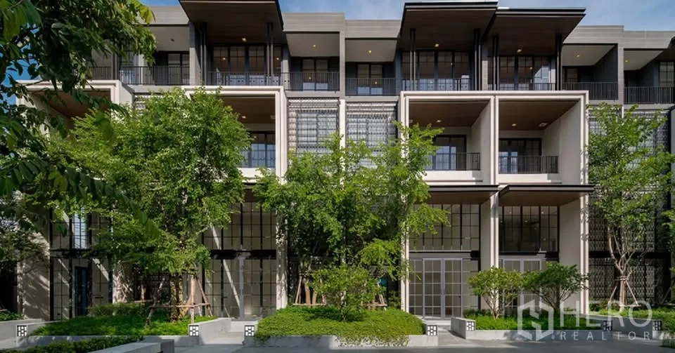 联排别墅 for rent or sale in Watthana, Bangkok - 联排别墅外立面设阳台与绿化景观。