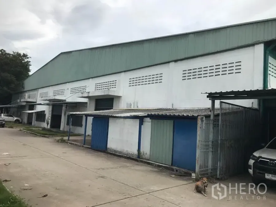 工厂 出租在Mueang Chon Buri, Chon Buri - 工厂外观，设多处装卸雨棚与卷闸门，配宽阔混凝土车道。