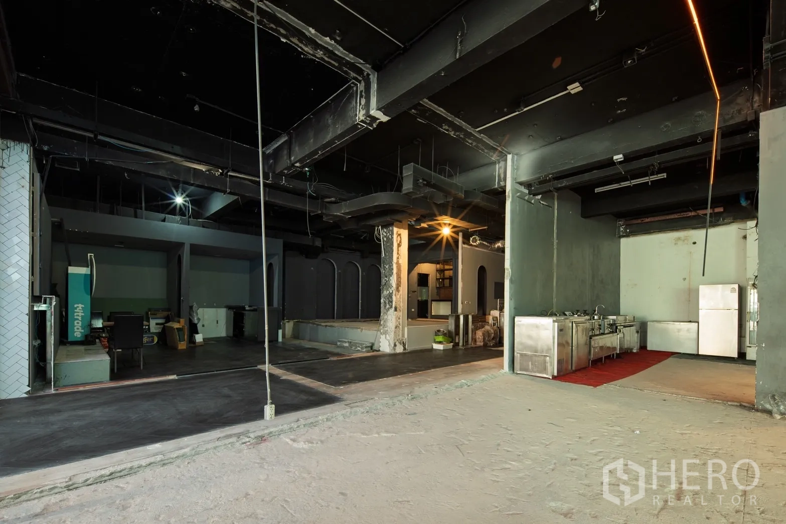 Retail Space for rent in Watthana, Bangkok - Large retail hall showing stainless prep line, concrete floor and pillar.