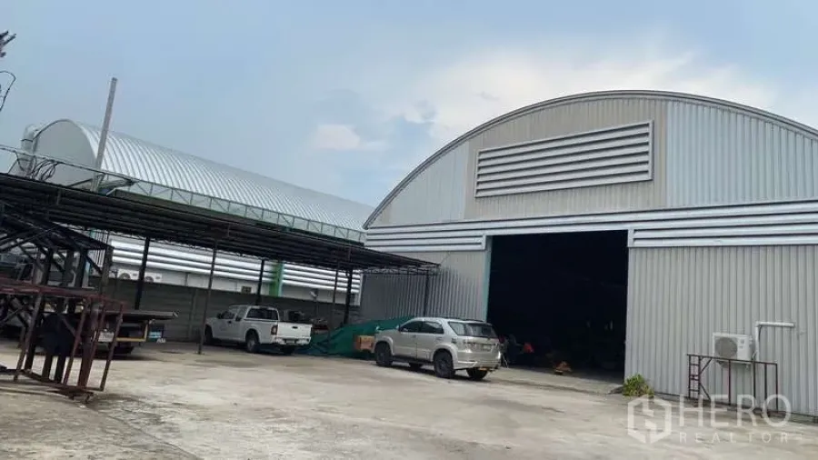 Warehouse for rent in Lak Si, Bangkok - Standalone metal-clad warehouse with arched roof, loading yard and parking in Lak Si, Bangkok.