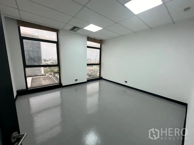 办公空间 出租 - 带两扇高窗的独立办公室，可观赏曼谷城市景观。