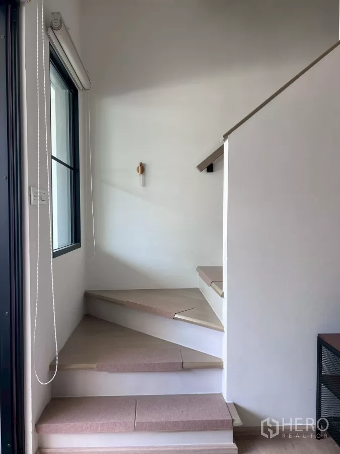Townhouse for rent in Bang Phli, Samut Prakan - Corner staircase to the second floor with window bringing in daylight.