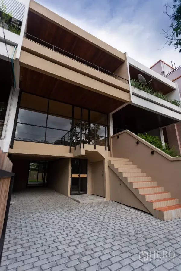 带办公室的家 出租在Watthana, Bangkok - 三层家庭办公楼外观，6米面宽，玻璃立面与前置楼梯，位于通罗。