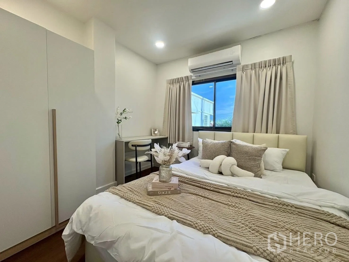 Townhouse for rent in Huai Khwang, Bangkok - Alternate angle of the same bedroom showing wardrobe and soft lighting.