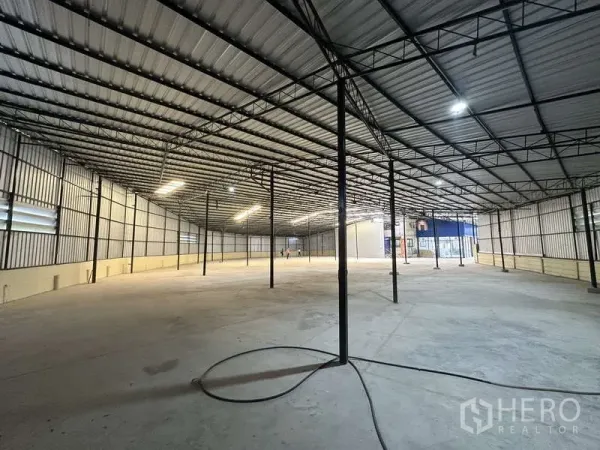 货栈 出租在Pak Kret, Nonthaburi - 大型仓库地面平整，照明充足，侧墙百叶窗通风。