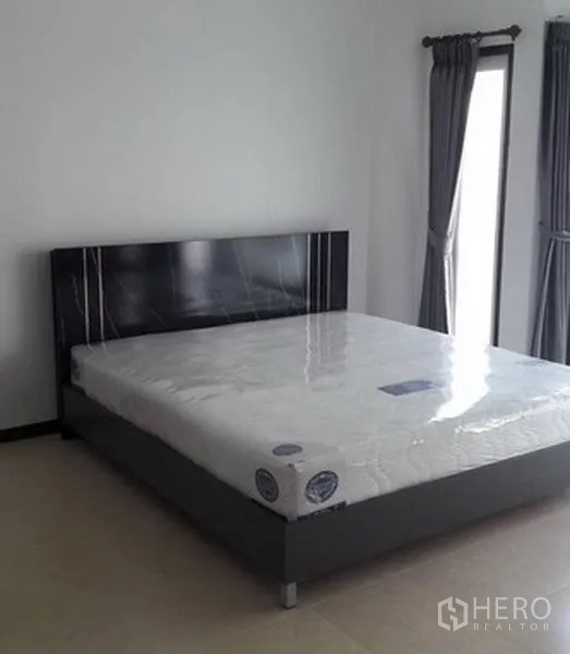 带办公室的家 出租在Khlong Toei, Bangkok - 明亮卧室，深色床头的大床，落地窗配灰色窗帘