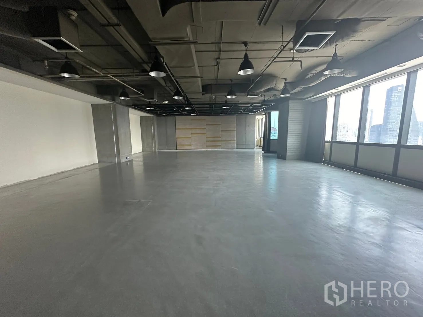 Office Space for rent in Khlong Toei, Bangkok - Open studio area with long windows and skyline outlook.
