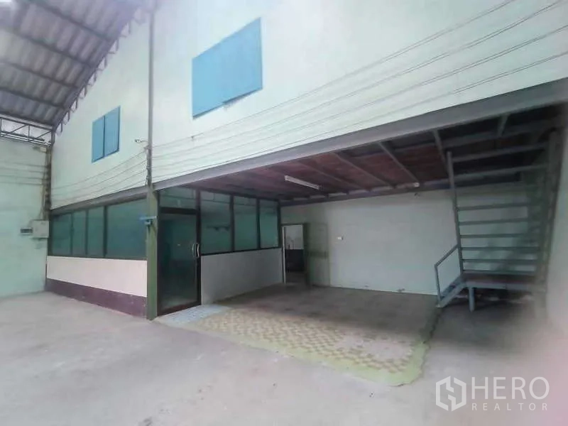 货栈 出售在Khlong Luang, Pathum Thani - 米灰色仓库内部，跨度大，天窗与窗户采光