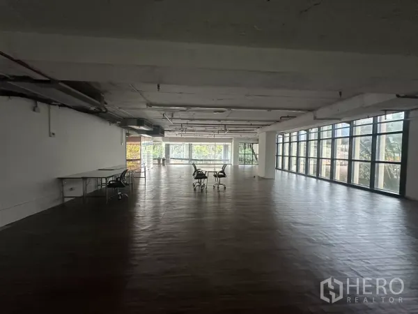 零售空间 出租 - 纵深长方形零售空间，双面采光与宽板地面。