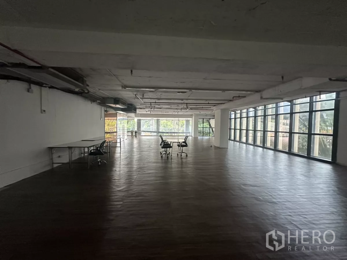 零售空间 出租 - 纵深长方形零售空间，双面采光与宽板地面。