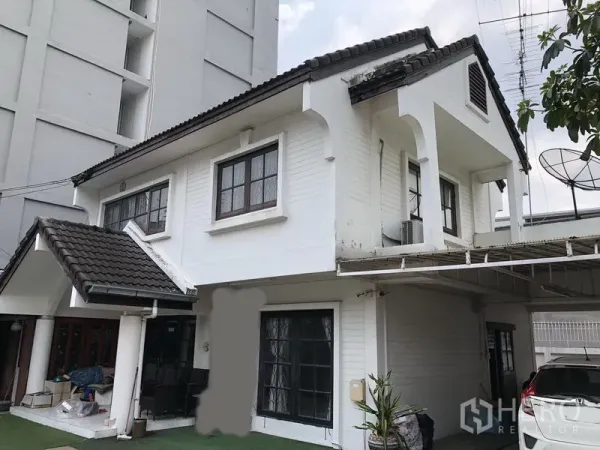 บ้าน ขายในPak Kret, Nonthaburi - มุมใกล้ตัวบ้านสองชั้นหลังคากระเบื้อง มีระเบียงและโรงจอดรถ