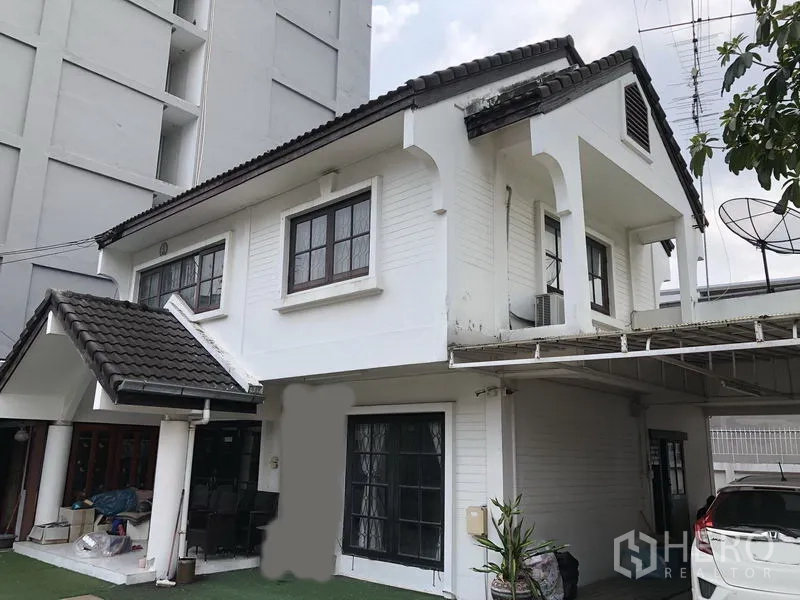 บ้าน ขายในPak Kret, Nonthaburi - มุมใกล้ตัวบ้านสองชั้นหลังคากระเบื้อง มีระเบียงและโรงจอดรถ