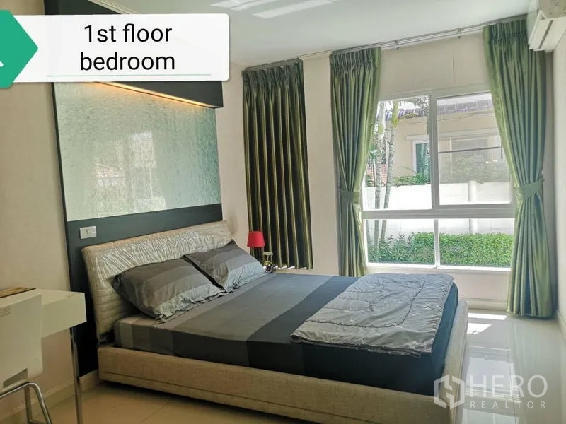 Detached House for rent - Ground-floor bedroom with large windows, green curtains and upholstered bed.