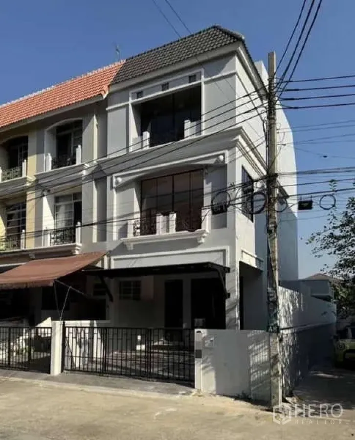 Townhouse for rent or sale in Prawet, Bangkok - End-unit three-storey townhouse exterior on a quiet Bangkok lane.